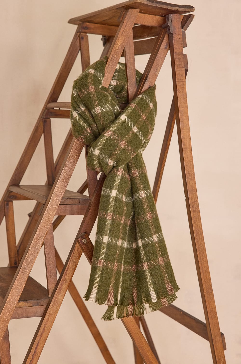 TIMEO checked scarf;${refinementColor}