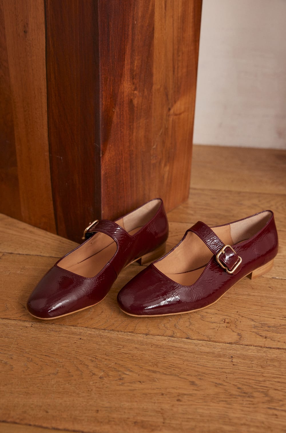 VELVET patent leather ballet flats;${refinementColor}