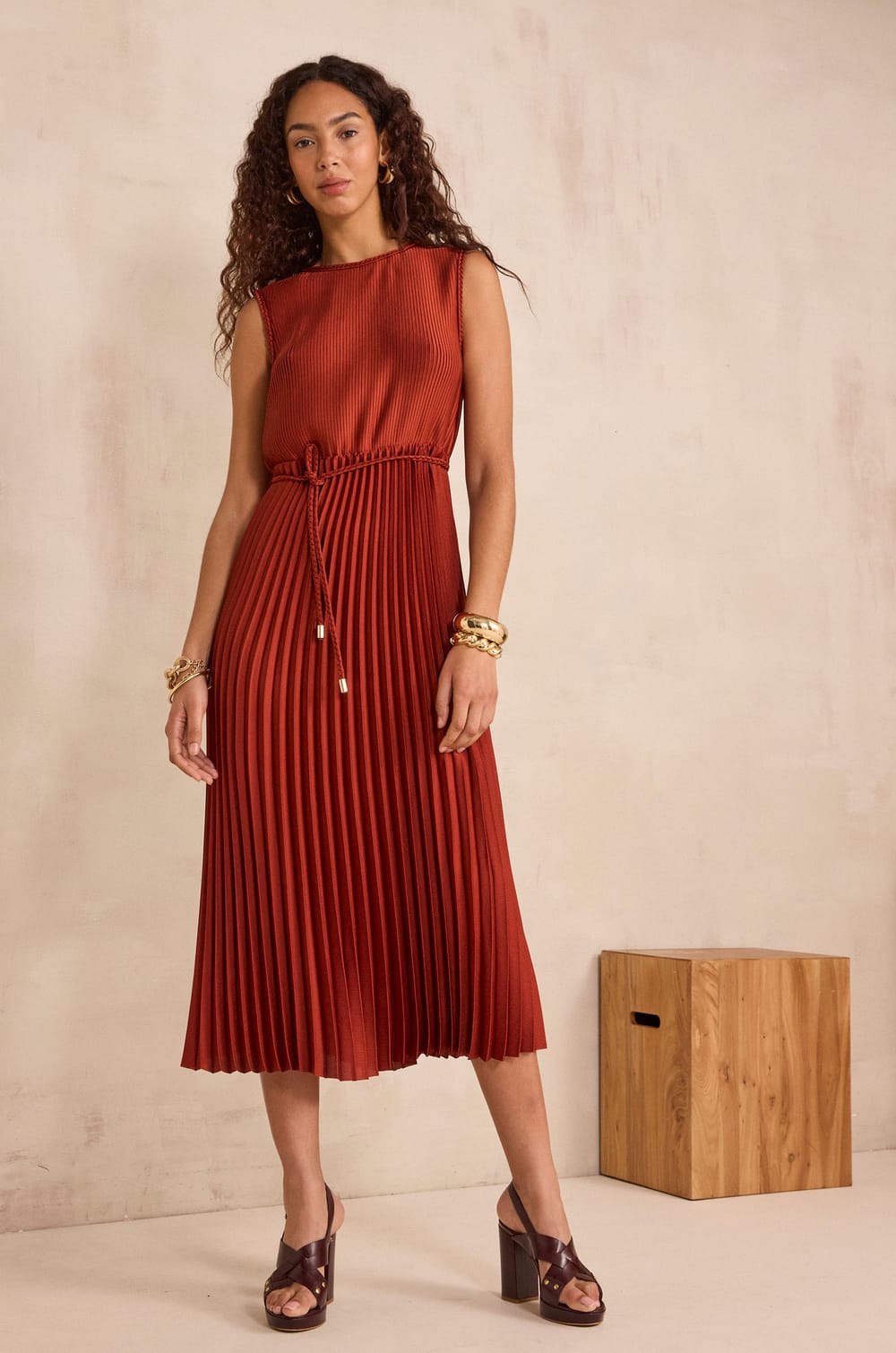 Pleated straight dress BELL;${refinementColor}