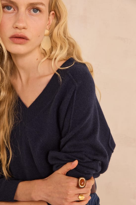 V-neck sweater made of 100% 2-ply cashmere BARY;${refinementColor}