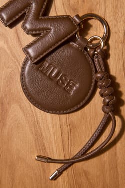 Accessoire en cuir kaki MARCEL CHARMS;${refinementColor}