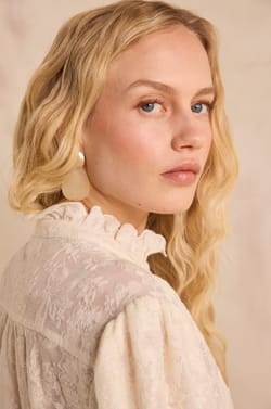 Lace blouse with puffed sleeves WONDER;${refinementColor}