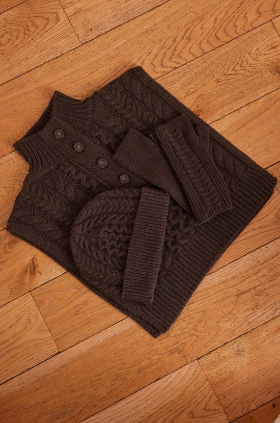 HOCHE cable knit hat;${refinementColor}