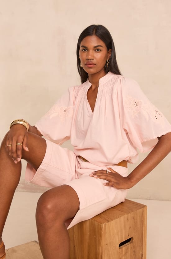Blouse brod&eacute;e &agrave; manches courtes en coton SACHA;${refinementColor}