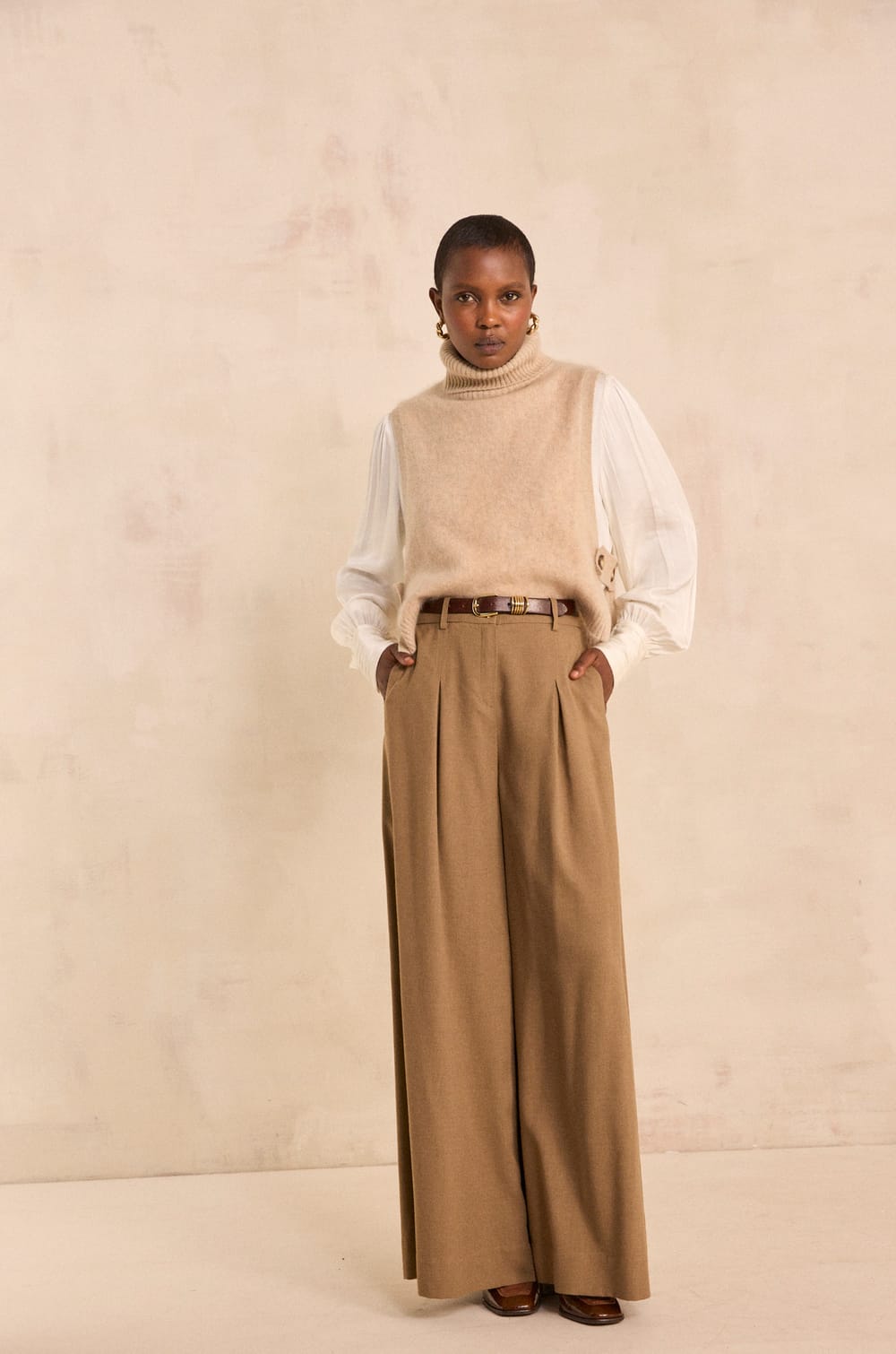 Cape sans manches en laine taupe clair REINE;${refinementColor}