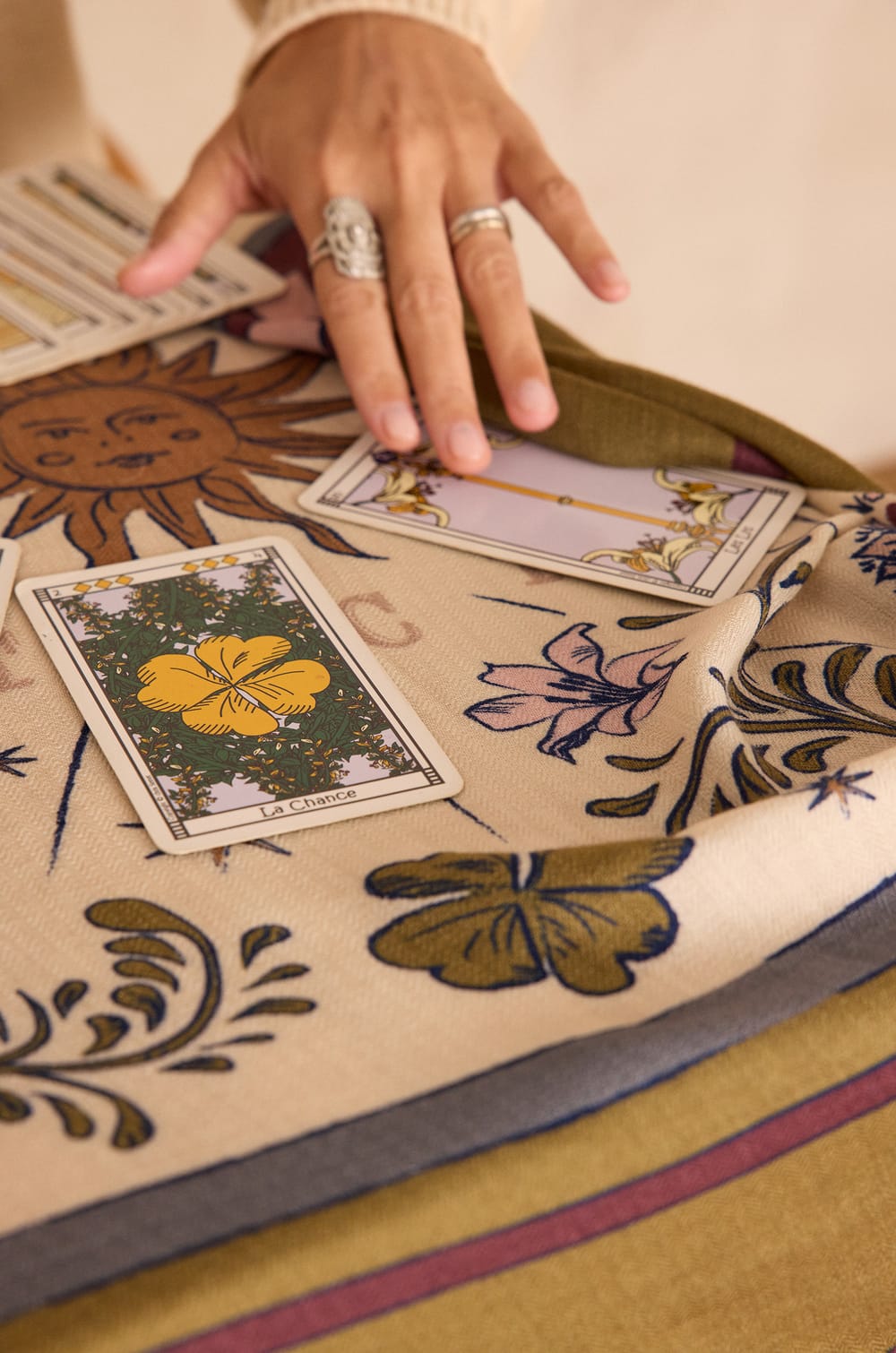 Foulard en 100% laine LOVE PROTECTION x Sophie Trem;${refinementColor}