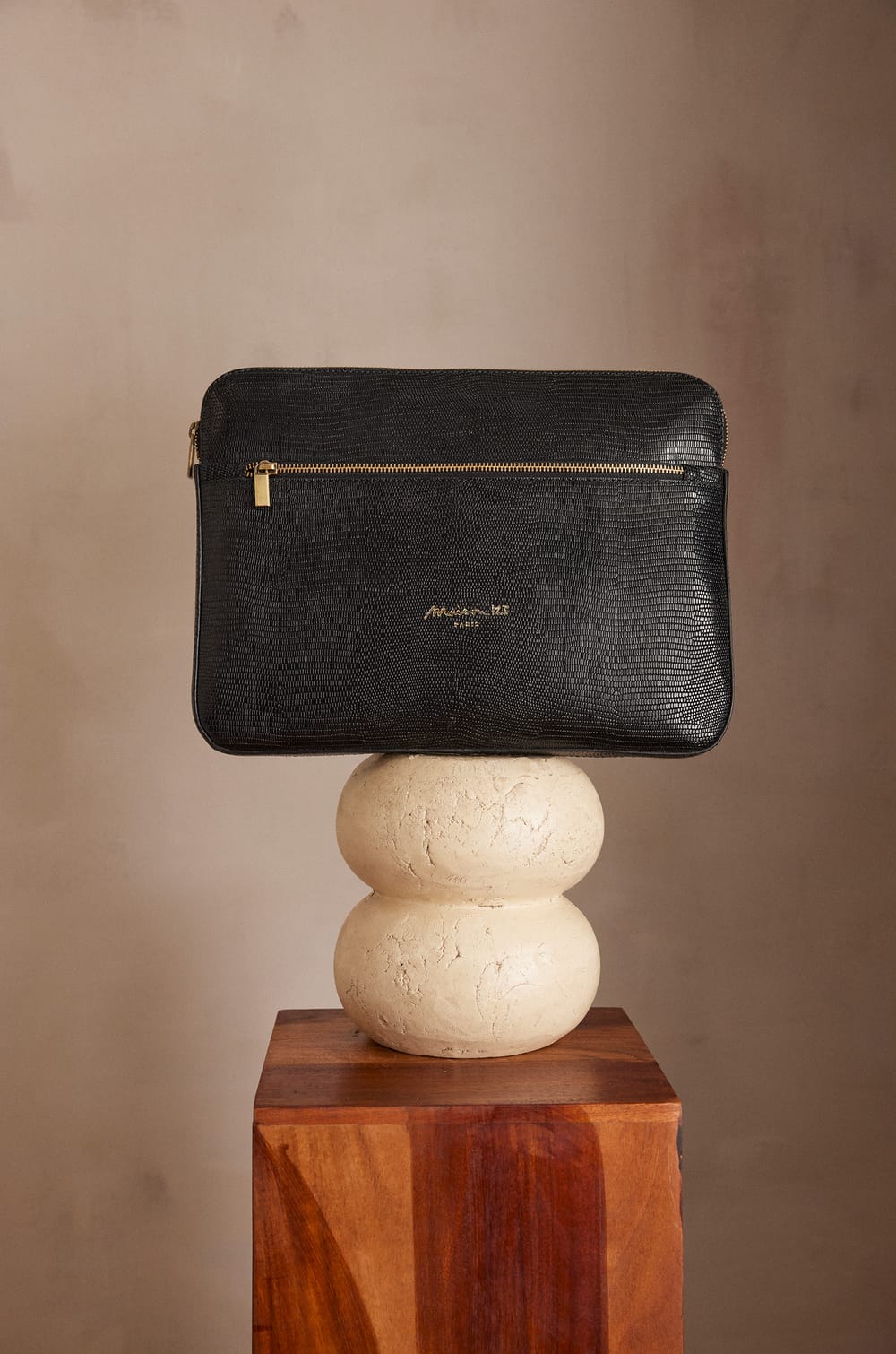 LEON leather laptop sleeve;${refinementColor}