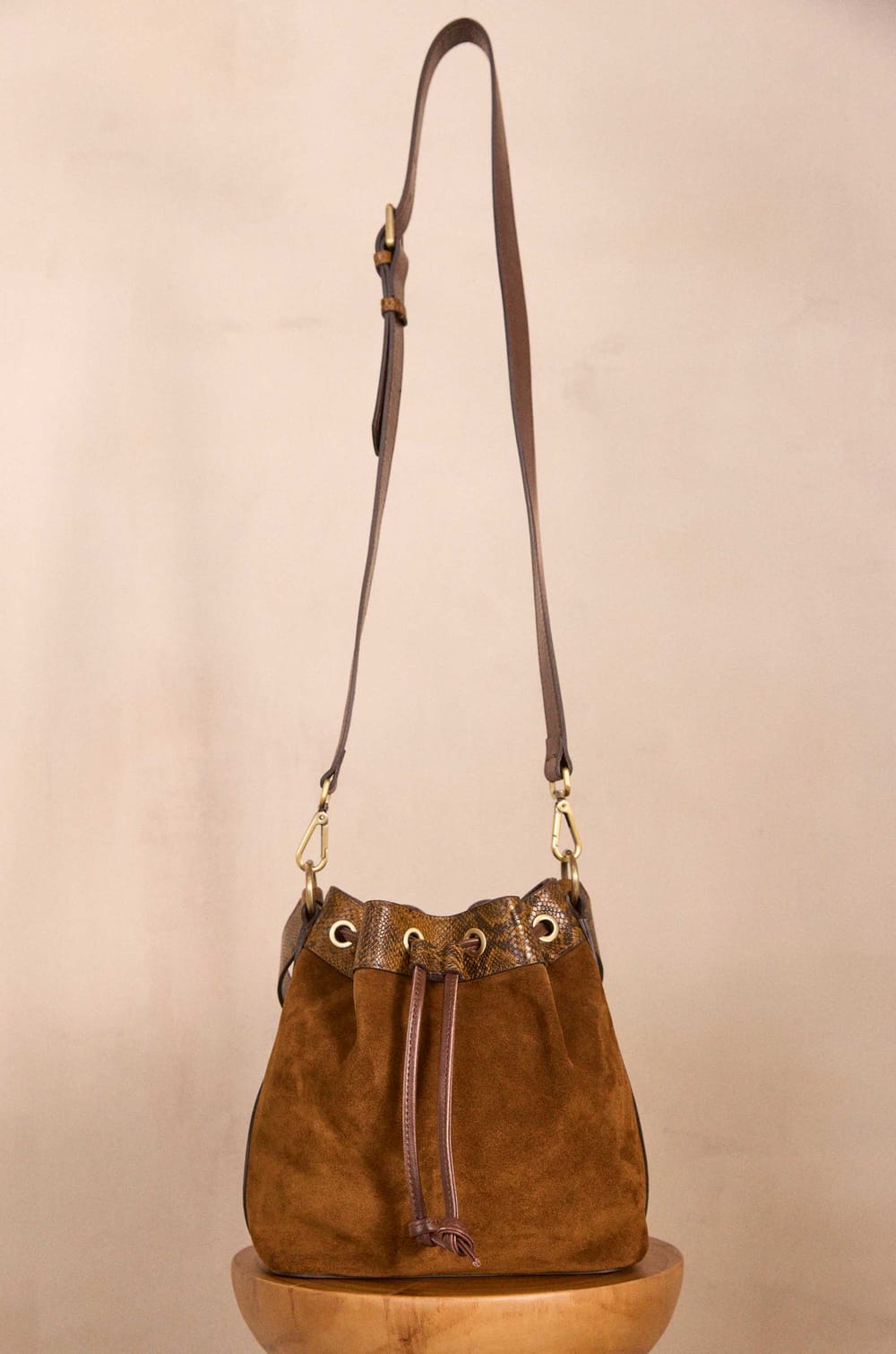VALENTIN leather bucket bag;${refinementColor}