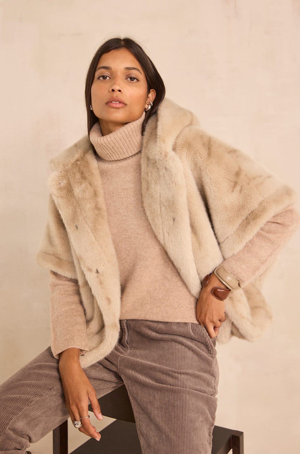 Sleeveless cape DAYANA;${refinementColor}