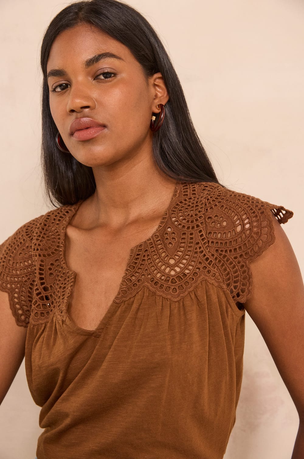 Lilou short-sleeved embroidered cotton top;${refinementColor}