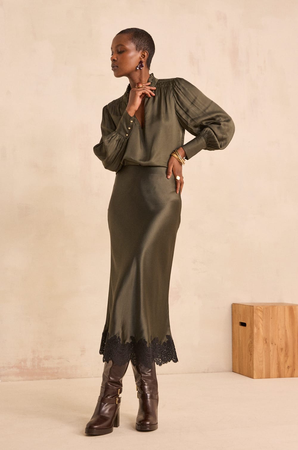 Khaki straight skirt with lace ODILE;${refinementColor}