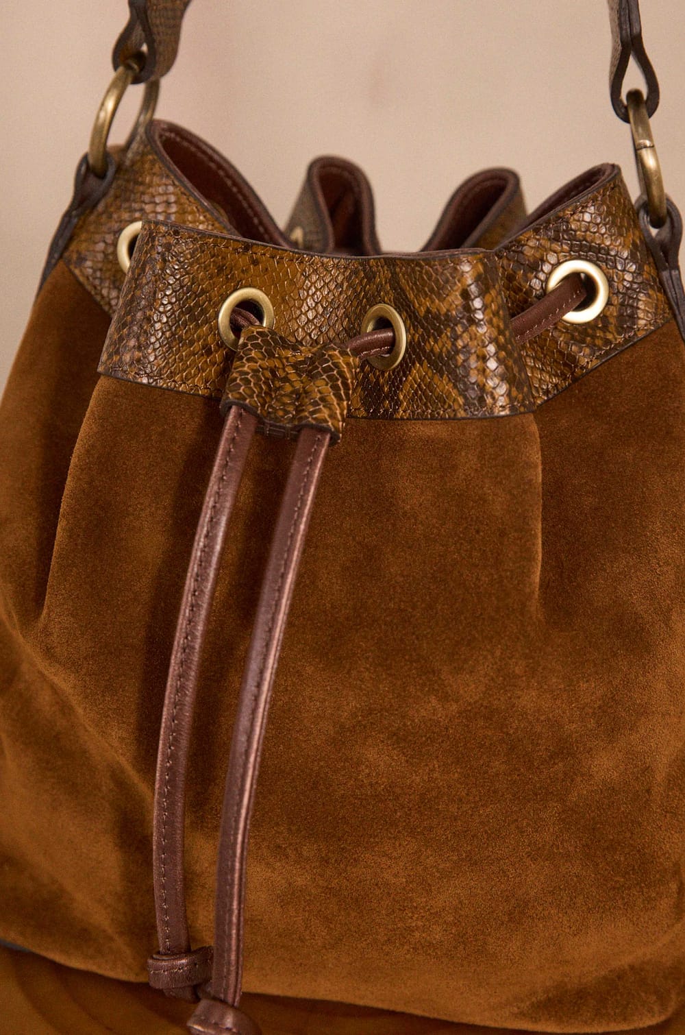 VALENTIN leather bucket bag;${refinementColor}