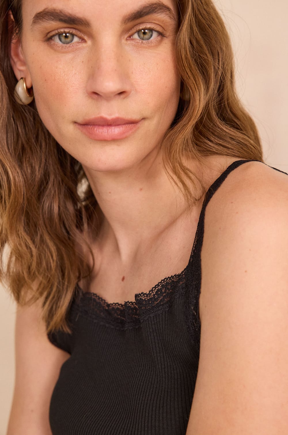 D&eacute;bardeur sans manches PERRY en coton avec dentelle raffin&eacute;e;${refinementColor}