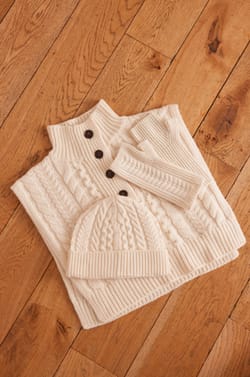 HOCHE cable knit hat;${refinementColor}