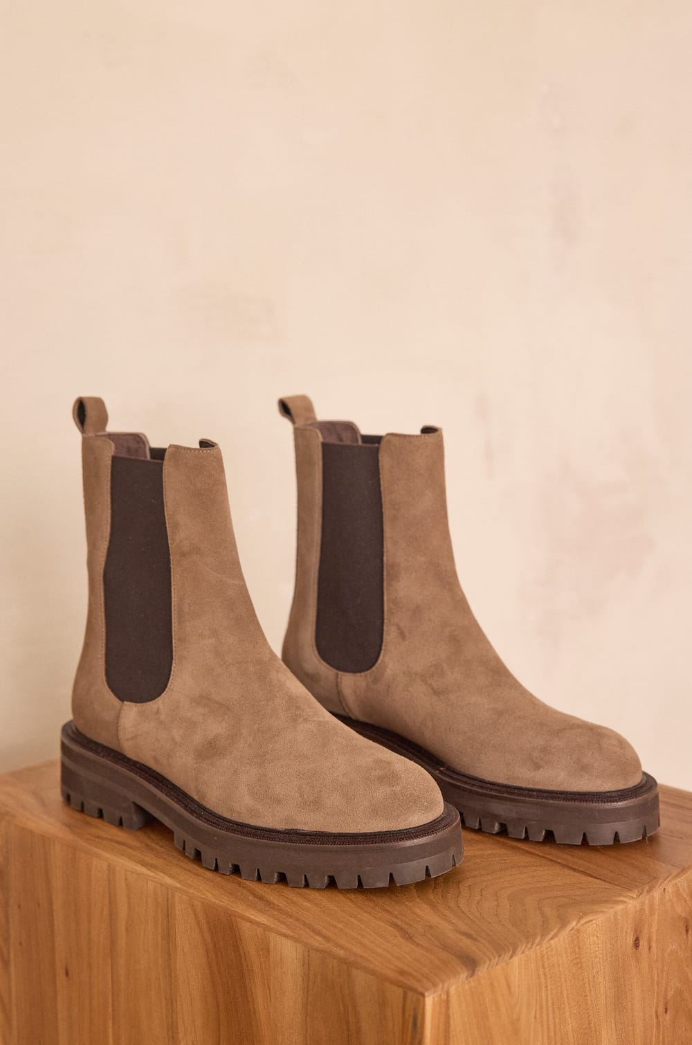 VICTOIRE leather boots;${refinementColor}