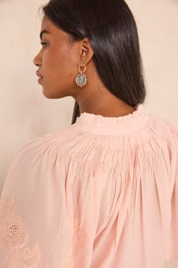 Blouse brod&eacute;e &agrave; manches courtes en coton SACHA;${refinementColor}