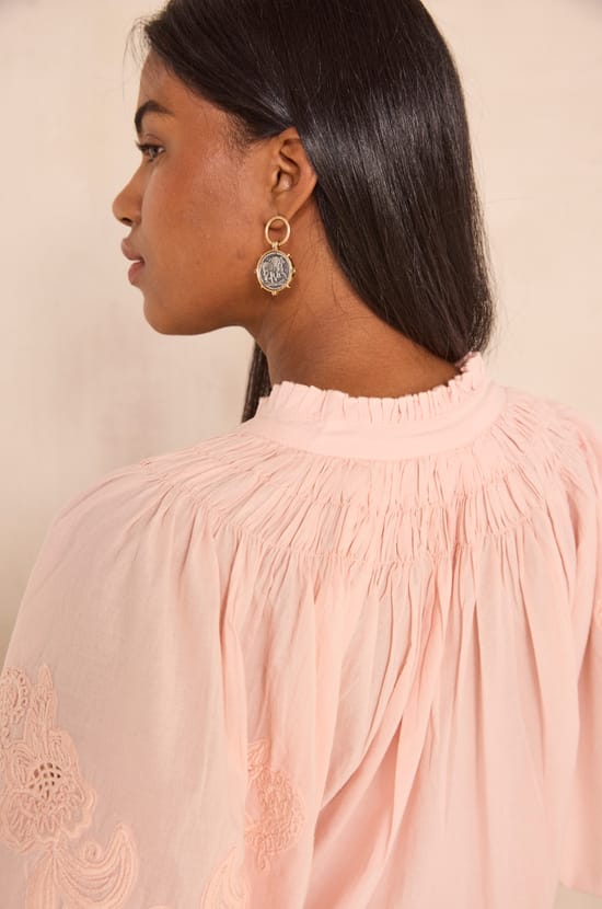 Blouse brod&eacute;e &agrave; manches courtes en coton SACHA;${refinementColor}