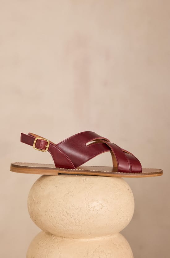 100% leather flat sandals SOAN;${refinementColor}