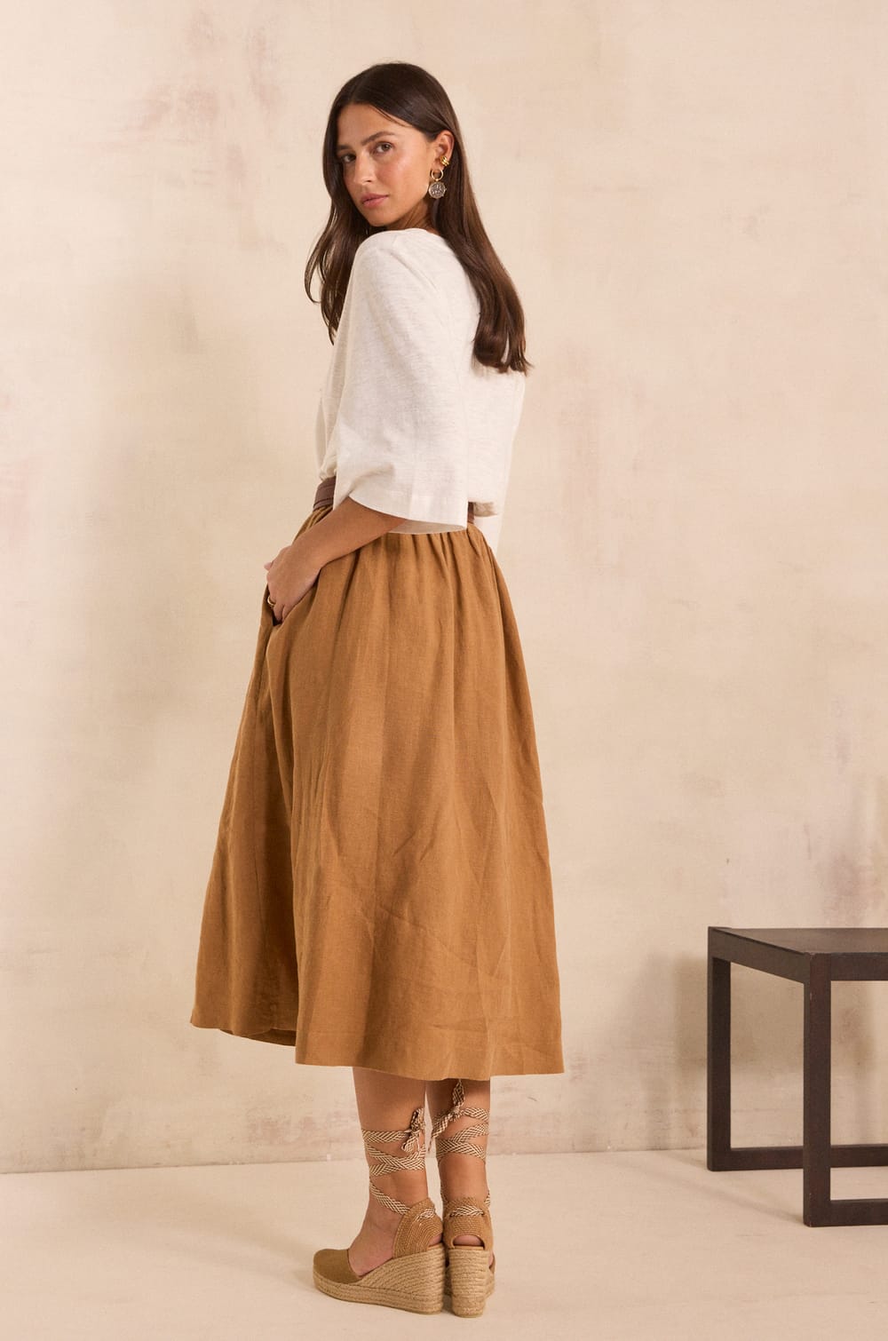 Brown linen skirt;${refinementColor}