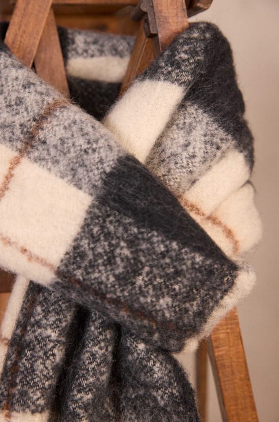 Woven scarf ROMANE;${refinementColor}