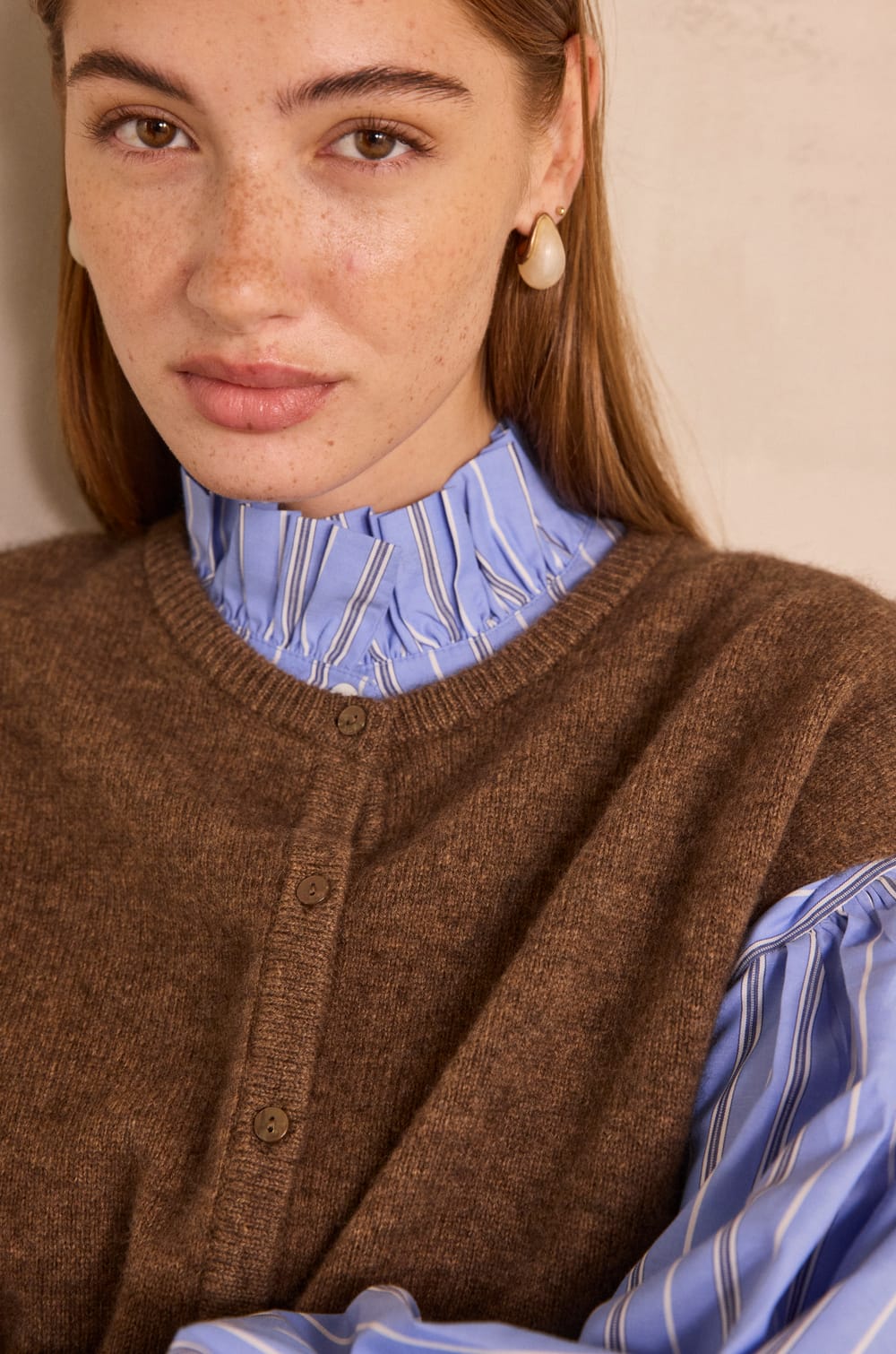 Sleeveless sweater in a blend of yak and wool ADAM;${refinementColor}