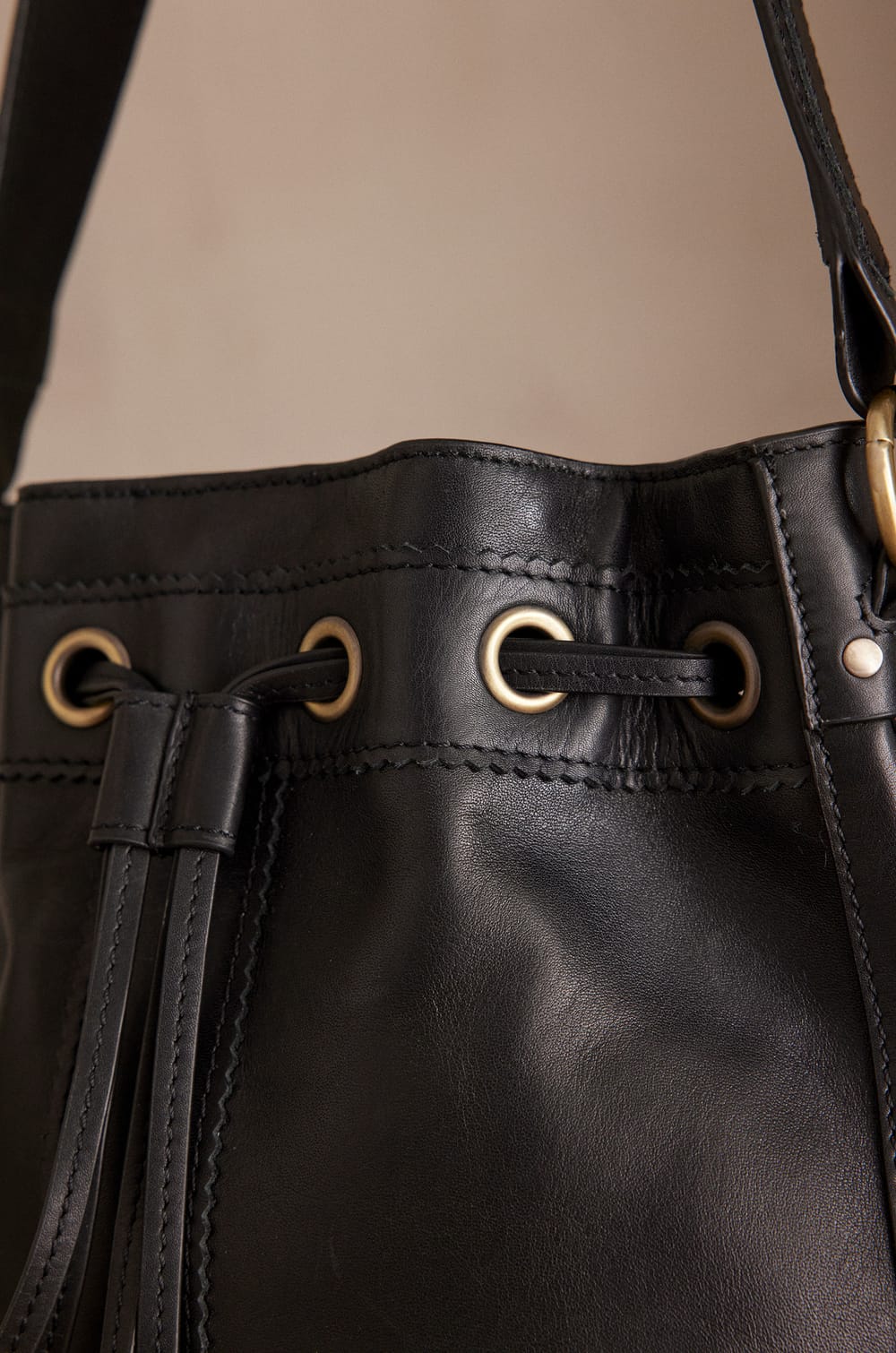 Sac seau LUCIEN en cuir;${refinementColor}