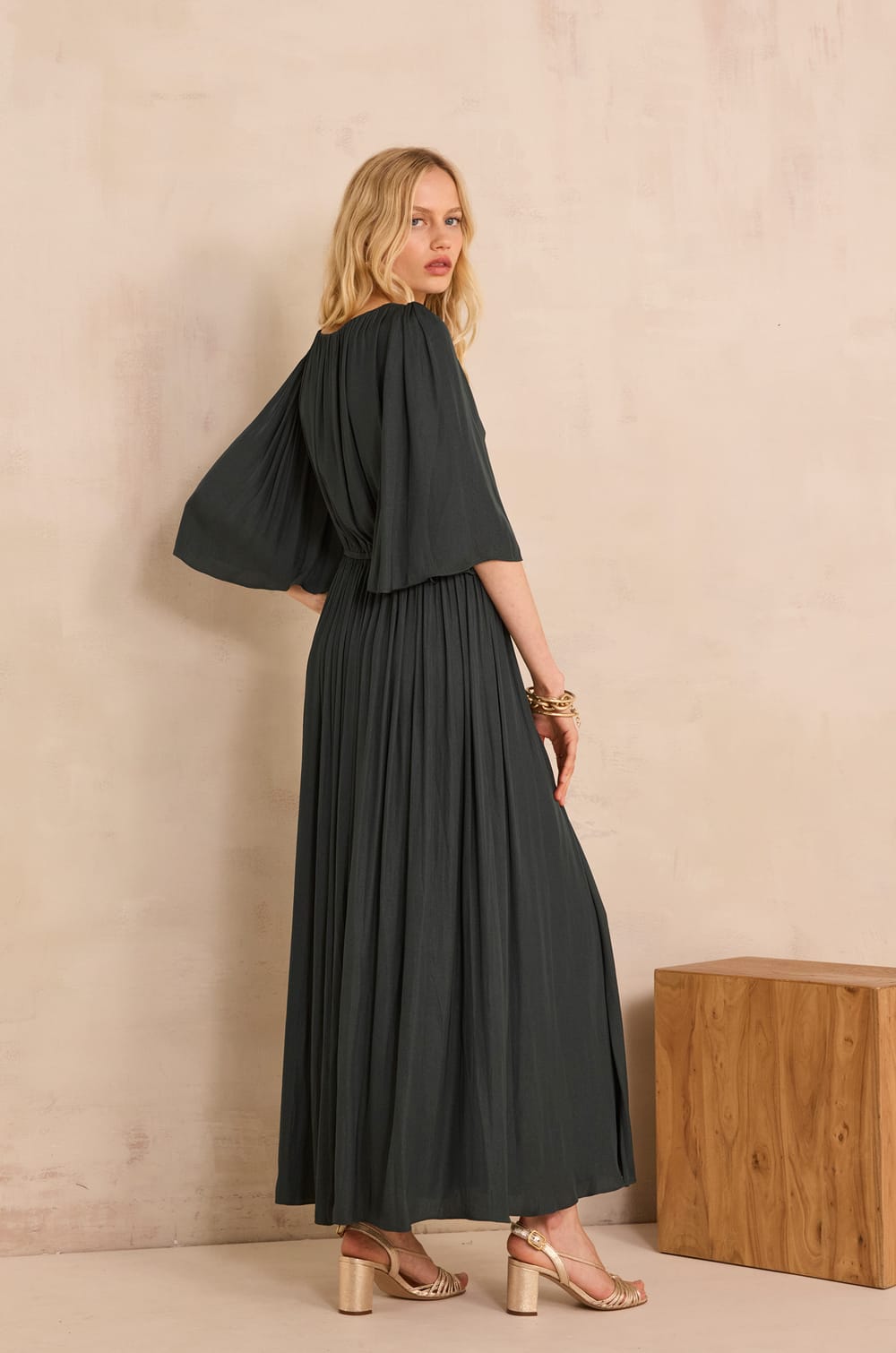 Flowing dress PERLA;${refinementColor}