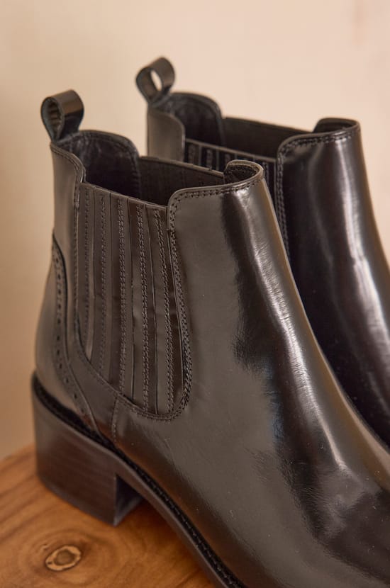 VINNY leather chelsea Boots;${refinementColor}