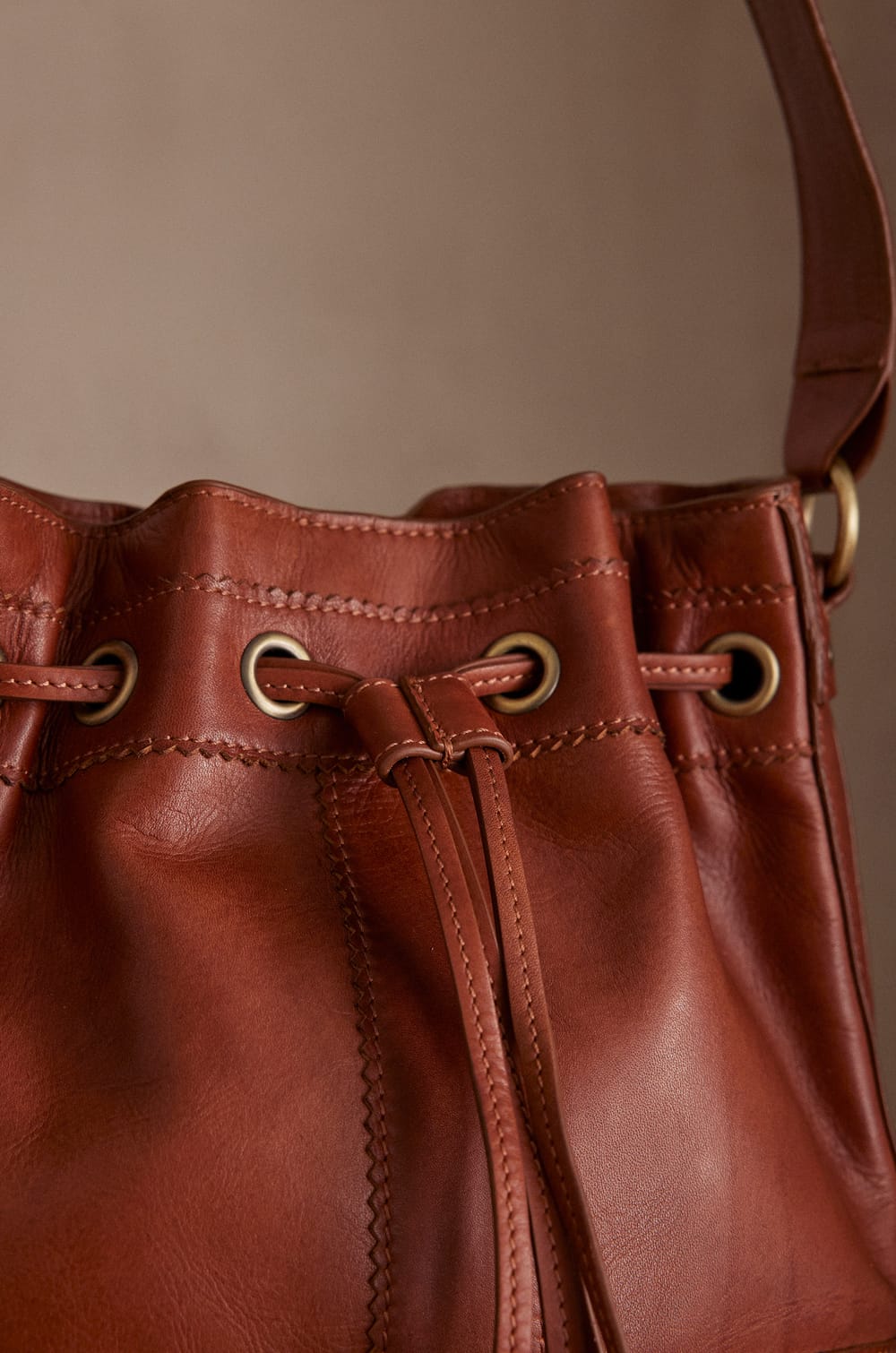 Sac seau en cuir LUCIEN;${refinementColor}