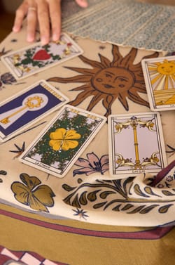 Foulard en 100% laine LOVE PROTECTION x Sophie Trem;${refinementColor}