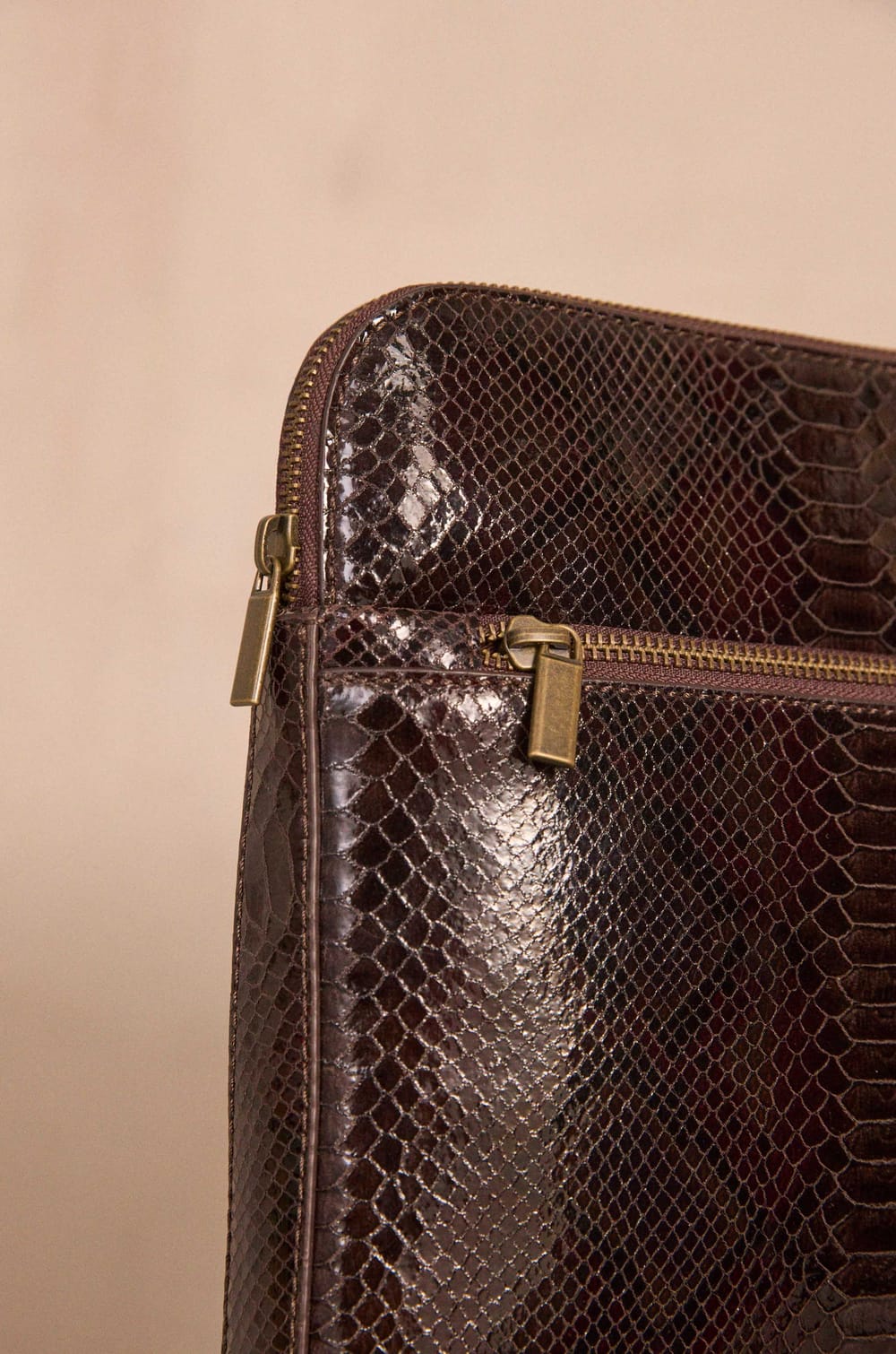 LEON leather pouch;${refinementColor}