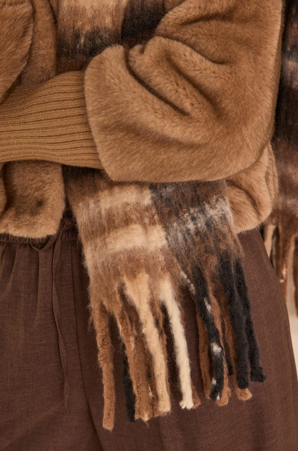 Woven scarf ROSA;${refinementColor}