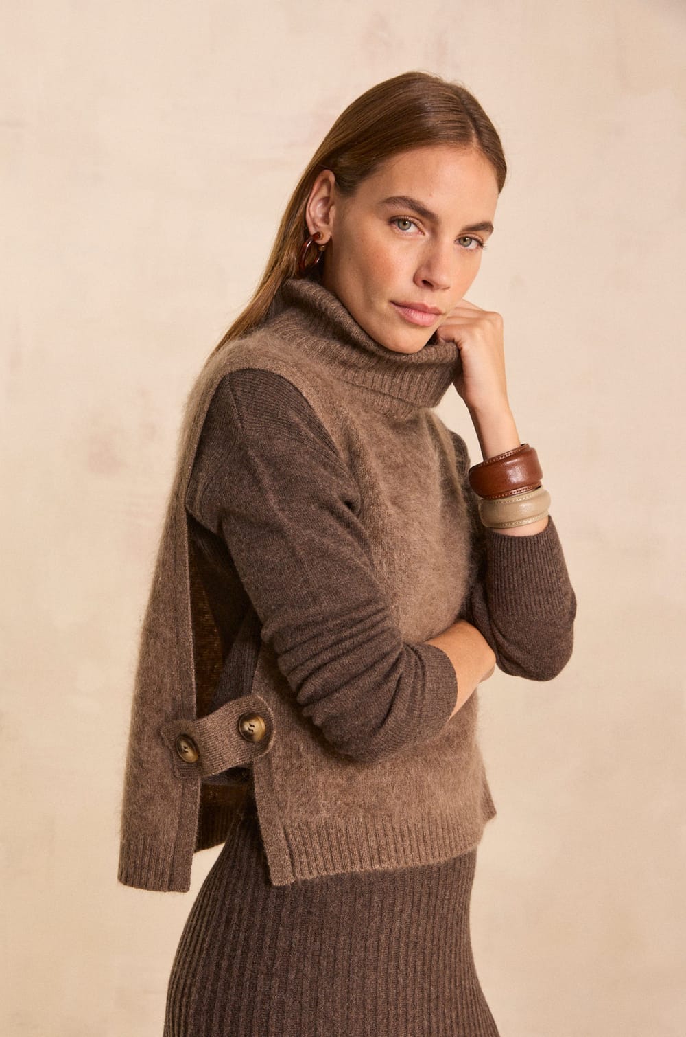 Dark taupe scarf-collar in wool QUEEN;${refinementColor}