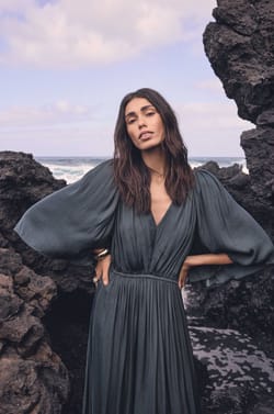 Flowing dress PERLA;${refinementColor}