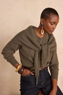 Triangle scarf in 100% 2-ply cashmere THOMAS;${refinementColor}