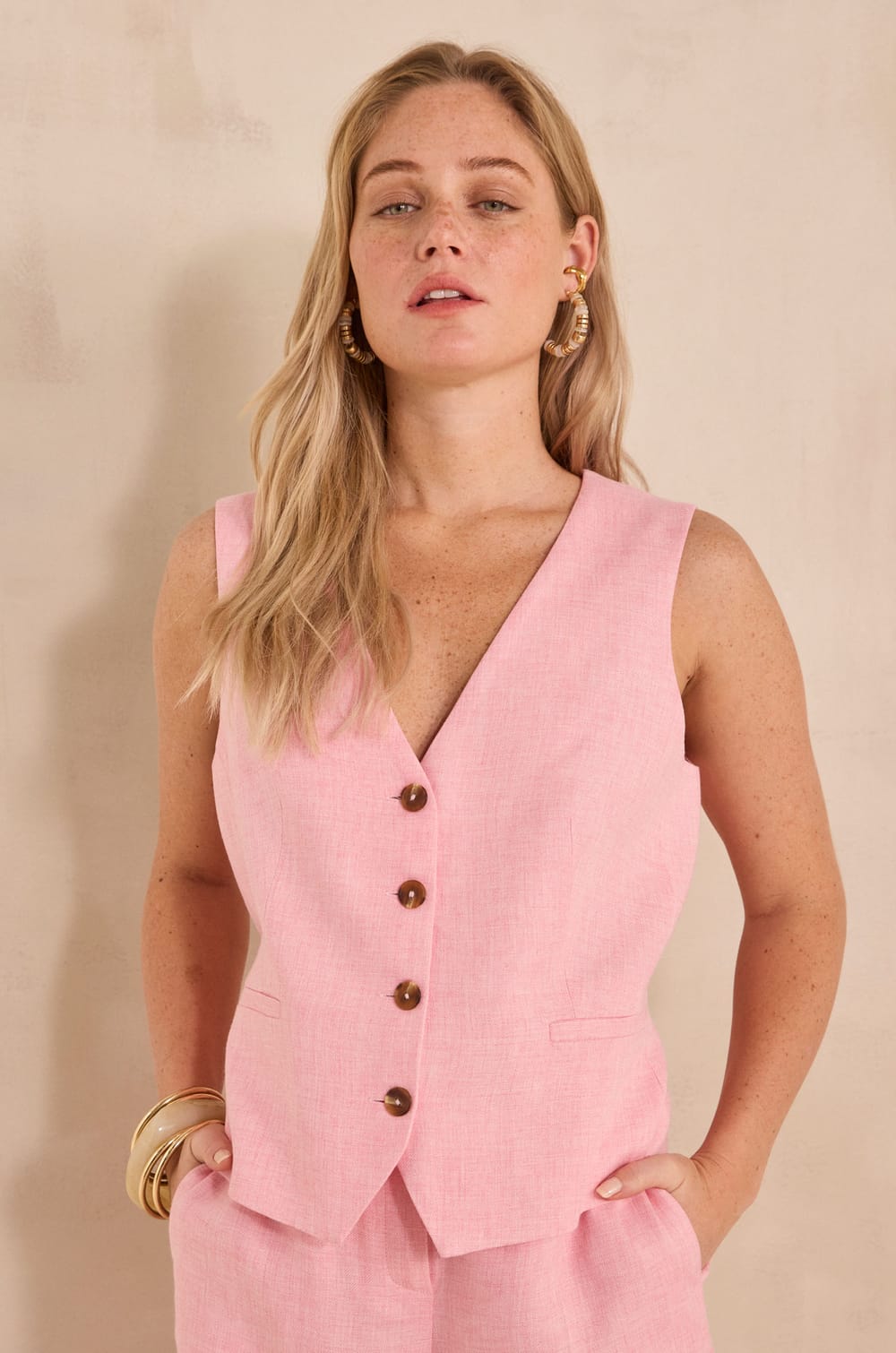 ABEL sleeveless vest;${refinementColor}