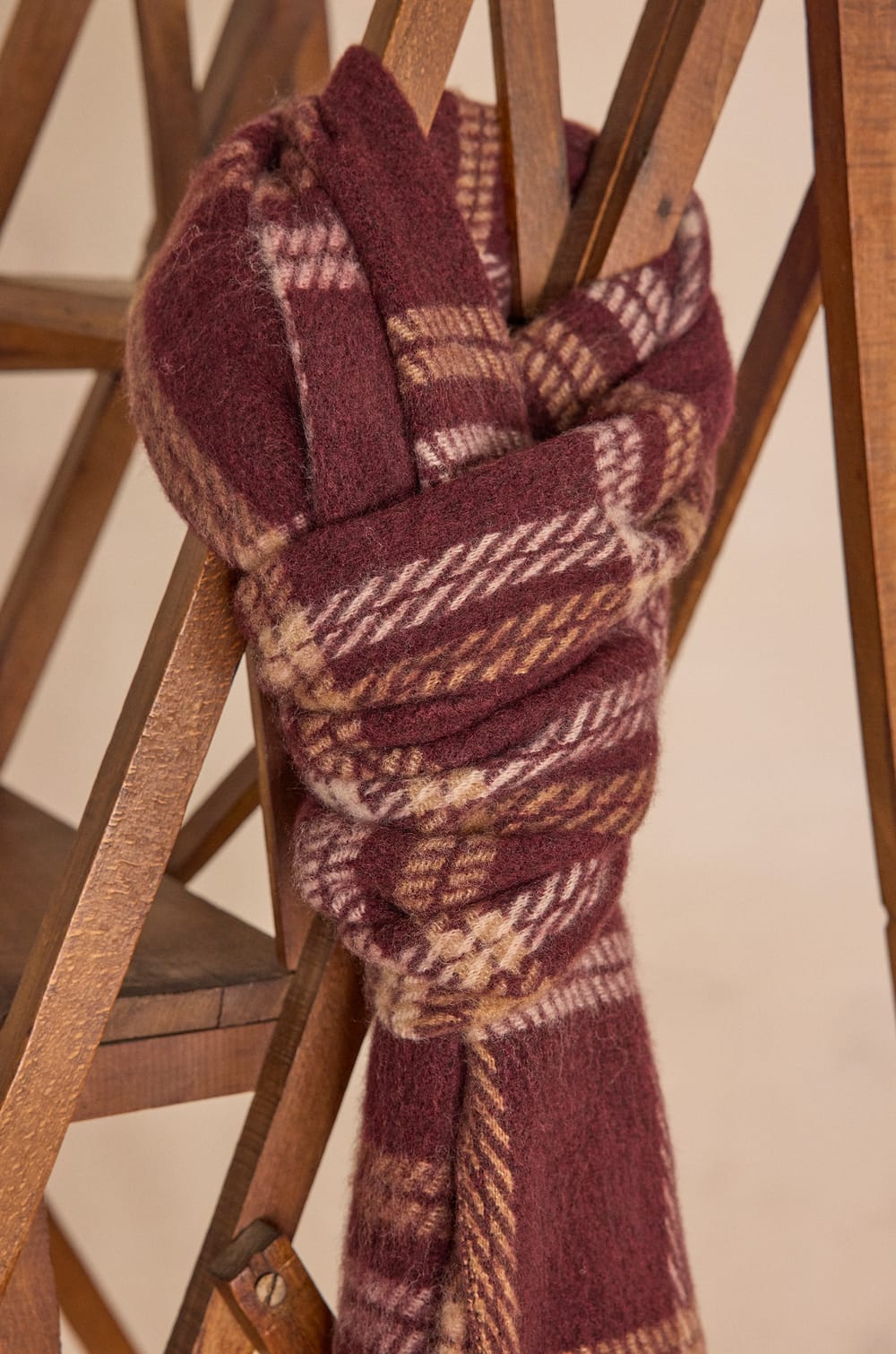 TANIA checked scarf;${refinementColor}
