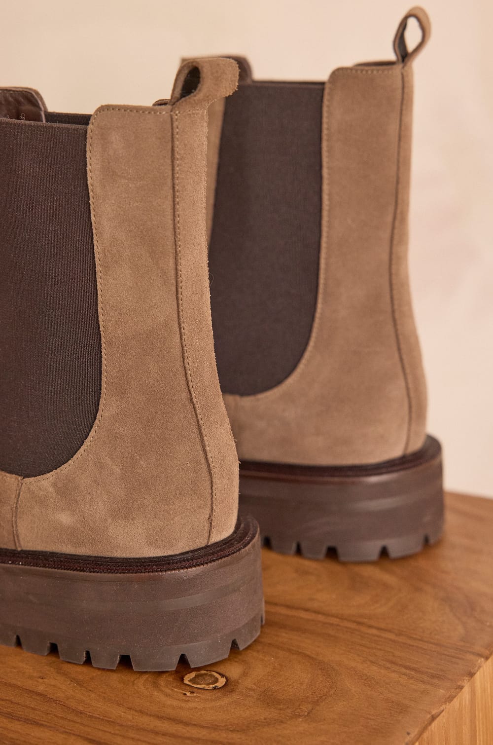 VICTOIRE leather boots;${refinementColor}