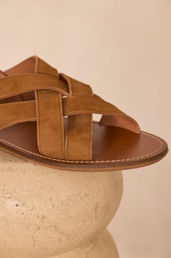 SOAN leather flat sandals;${refinementColor}