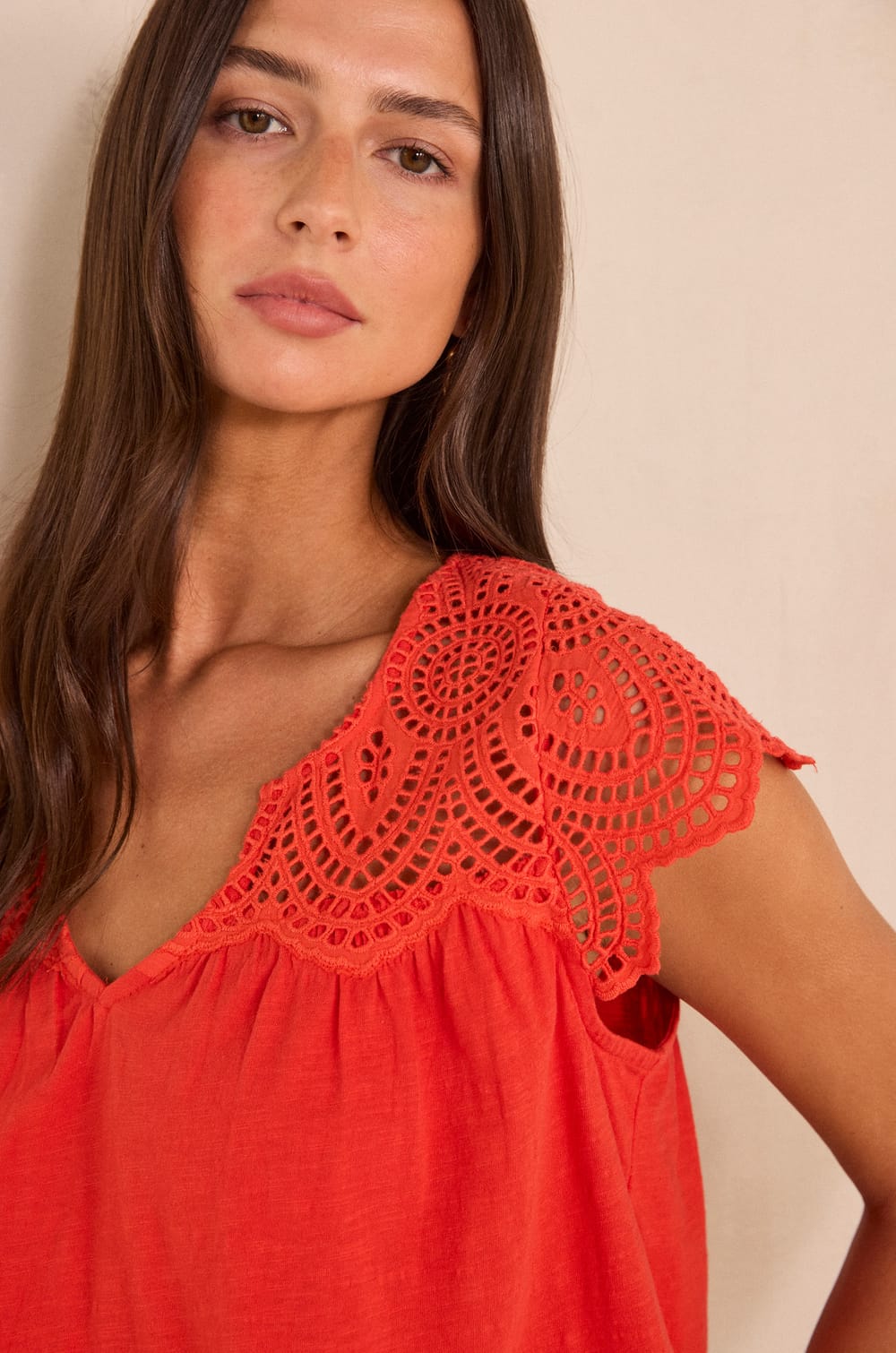 Top brod&eacute; &agrave; manches courtes en coton LILOU;${refinementColor}
