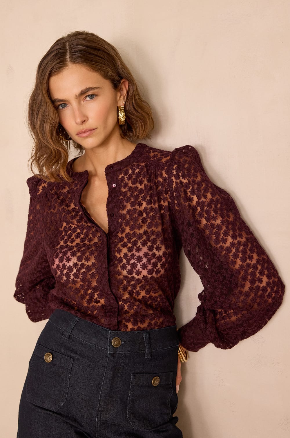 Embroidered CAMOMILLE blouse in cotton;${refinementColor}