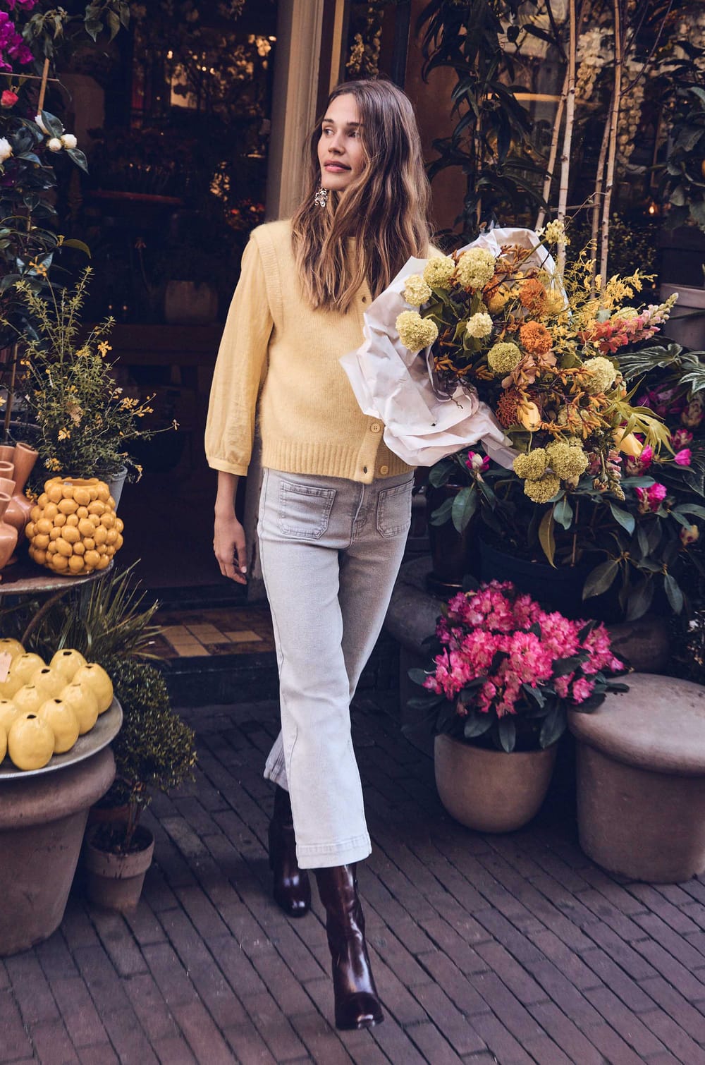 LEA cropped jeans in denim;${refinementColor}