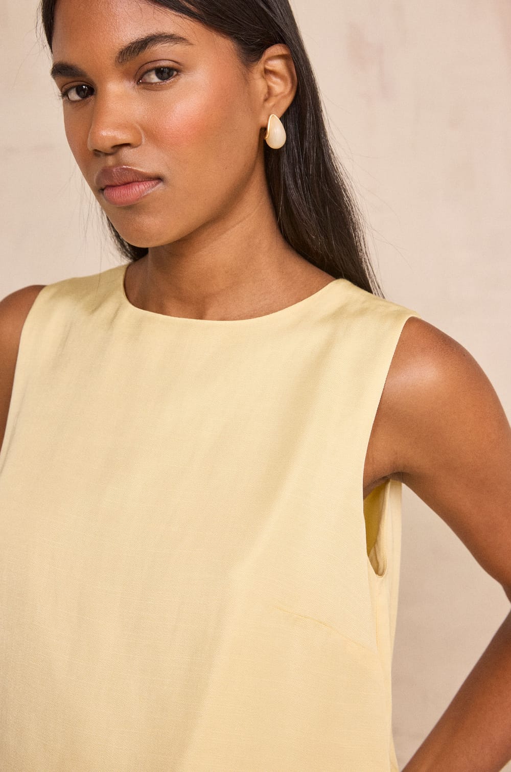David sleeveless top;${refinementColor}