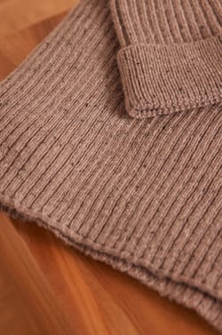 Écharpe TIM en laine côtelé;${refinementColor}