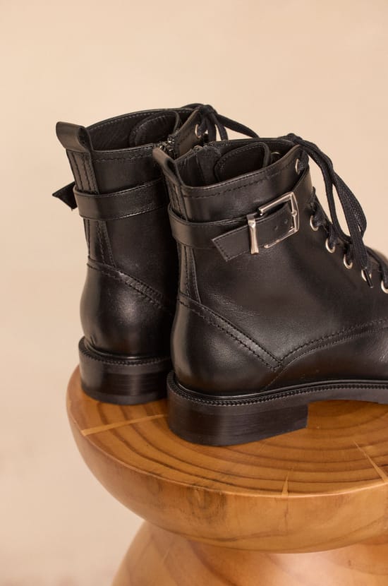 Flat leather boots ORANNE;${refinementColor}