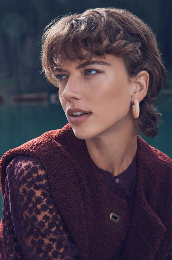 Embroidered CAMOMILLE blouse in cotton;${refinementColor}