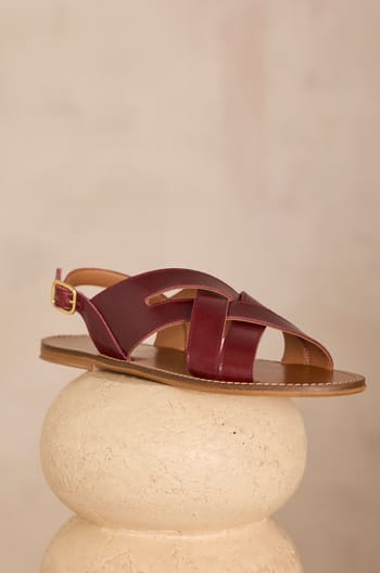 Flat sandals made of 100% leather SOAN;${refinementColor}