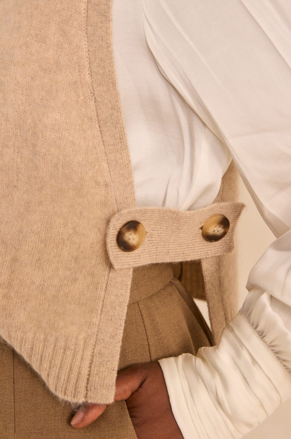 Cape sans manches en laine taupe clair REINE;${refinementColor}