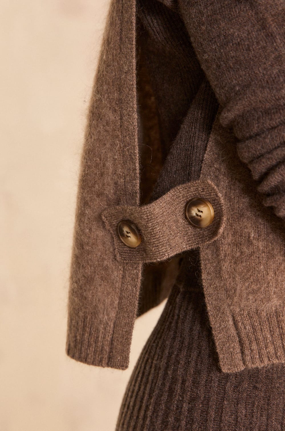 Dark taupe scarf-collar in wool QUEEN;${refinementColor}