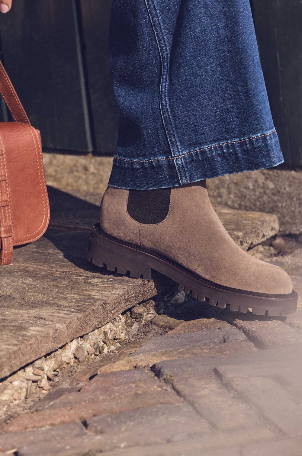 VICTOIRE leather boots;${refinementColor}